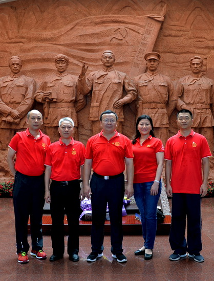 8，黨委委員在百色起義紀念館內合影.jpg