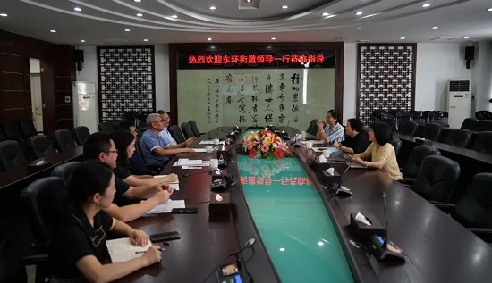 番禺區(qū)東環(huán)街黨工委副書(shū)記、街道辦事處主任何柳青一行到白云山潘高壽暖企走訪.jpg